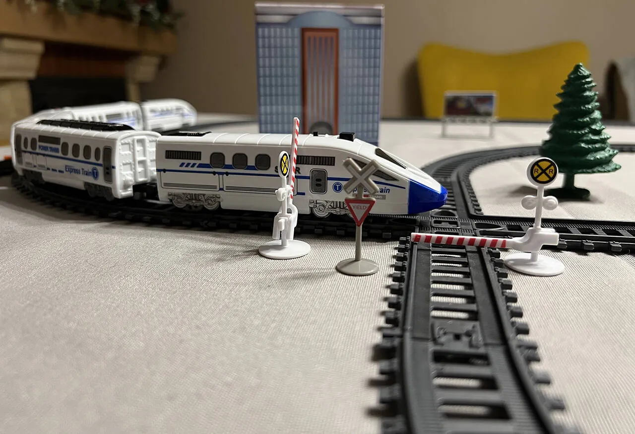 różne typy dużych pociągów zabawkowych dla dzieci