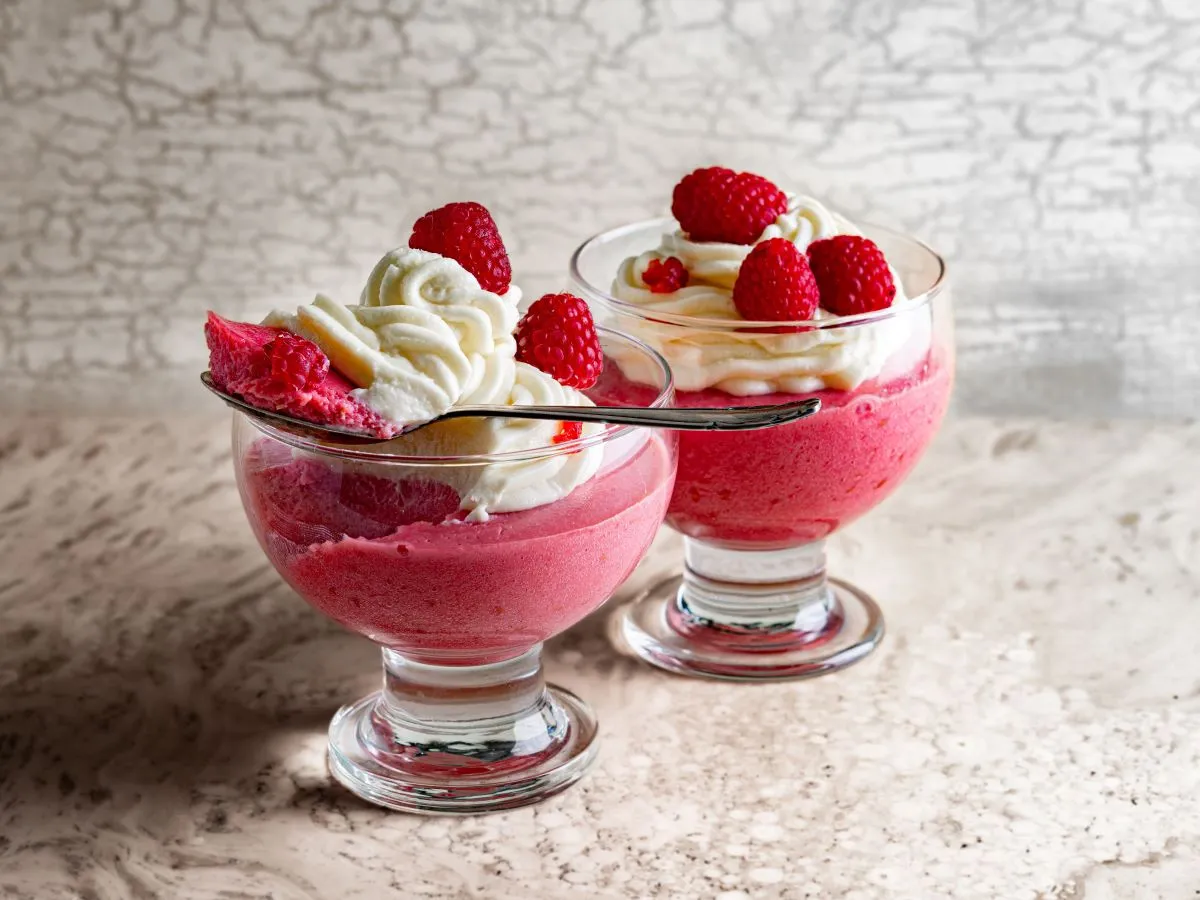 niemowlę jedzące mus malinowy