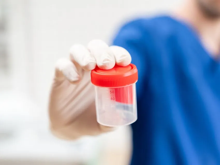 Mężczyzna przygotowujący się do badania nasienia, laboratorium, prob&oacute;wka