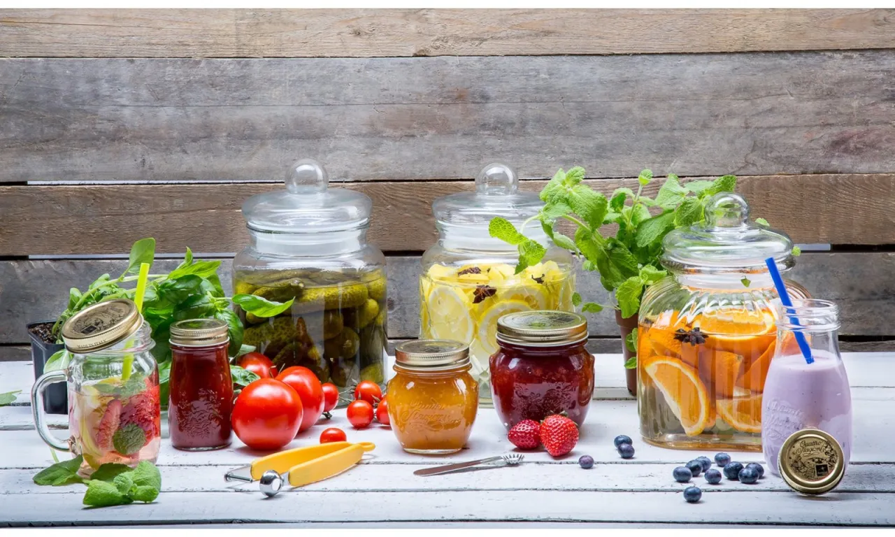 różne słoiki do wekowania, akcesoria kuchenne do pasteryzacji