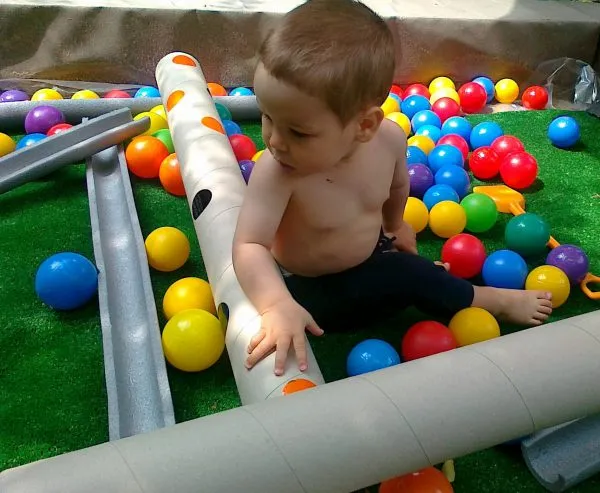 dzieci w żłobku w różnym wieku zabawa