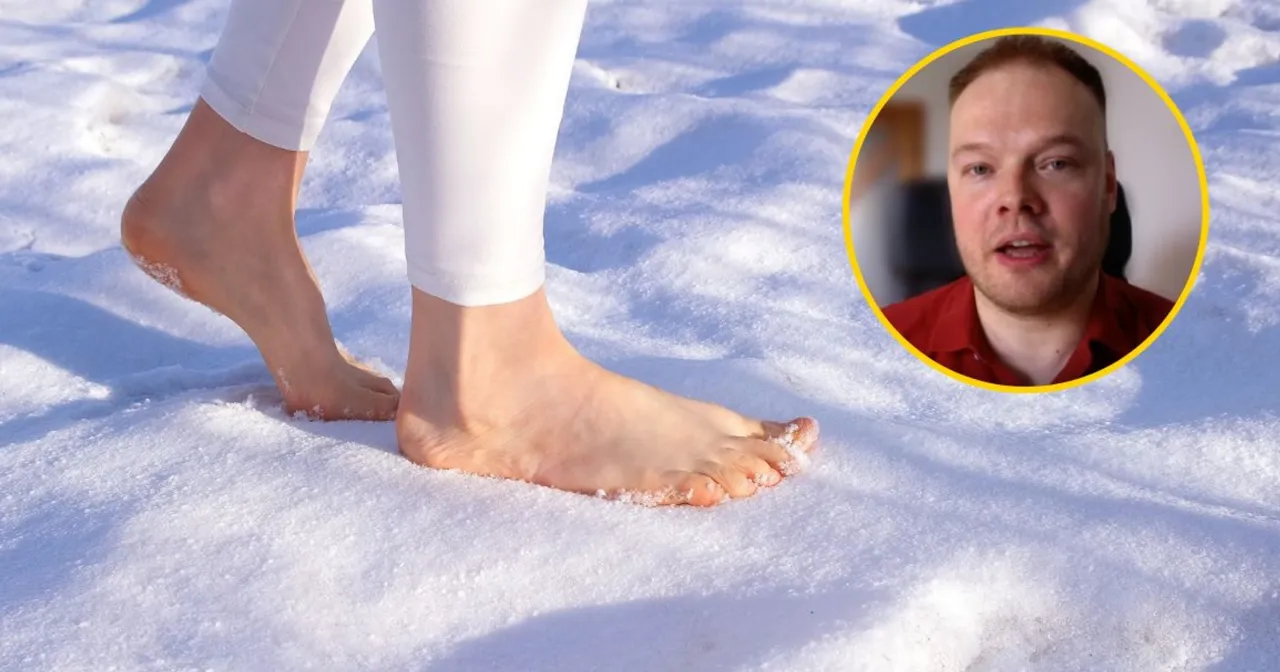 Osoba biegnąca boso po śniegu z uśmiechem