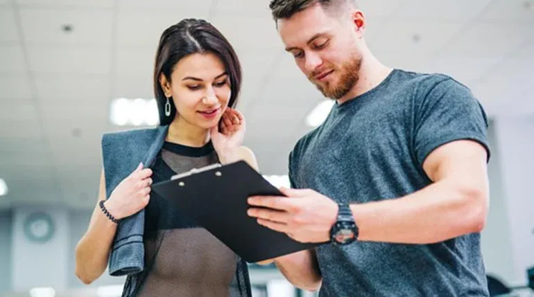 osoba zastanawiająca się nad wyborem treningu, dylemat treningowy, decyzja o planie treningowym