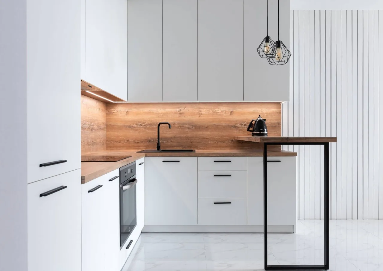 Ściana nad blatem w kuchni biało-drewnianej