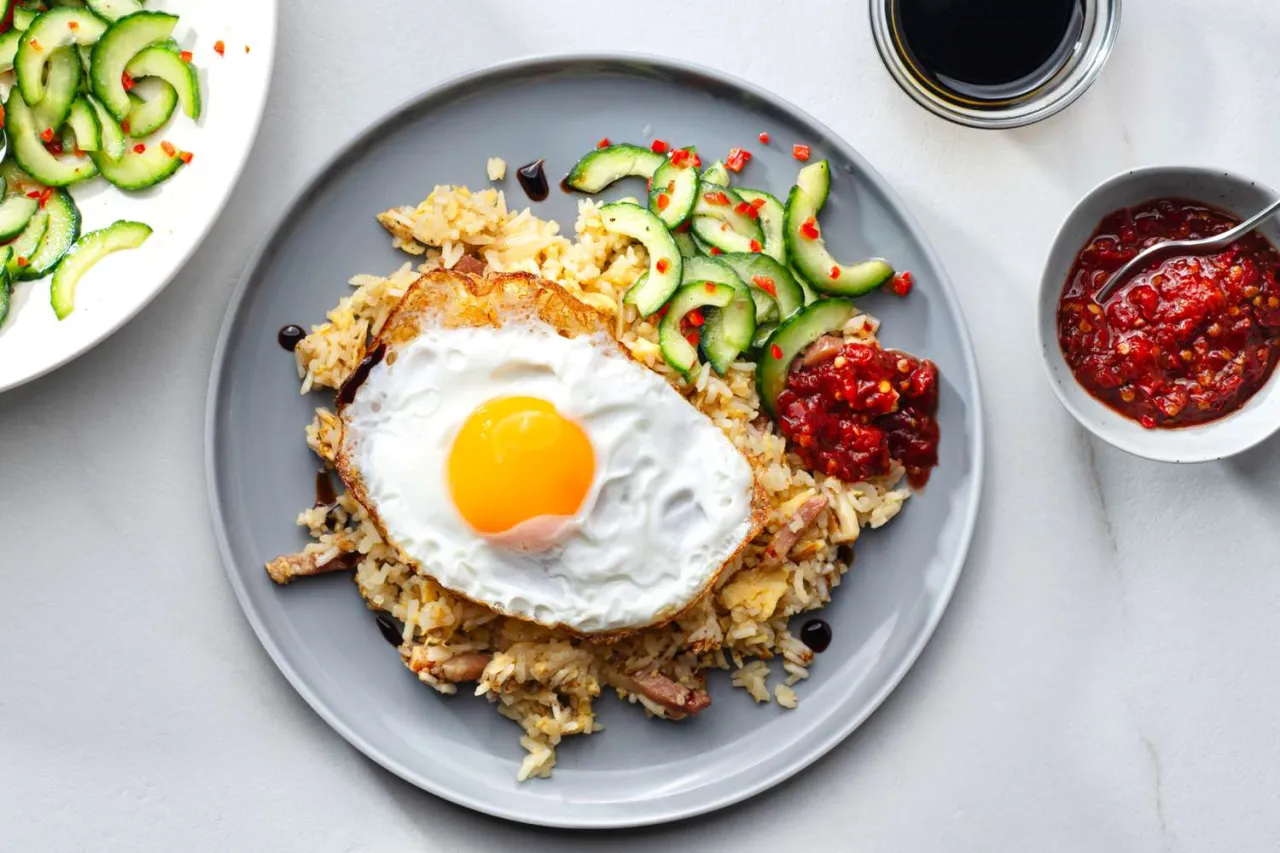 Nasi goreng z jajkiem sadzonym, og&oacute;rkiem i pikantnym sosem. Idealny na szybki obiad.