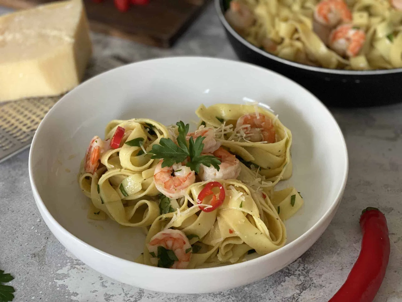 Spaghetti aglio e olio z krewetkami