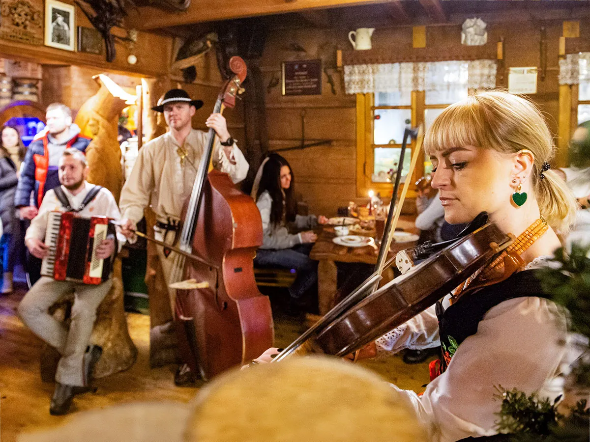 Wnętrze karczmy góralskiej z muzyką na żywo