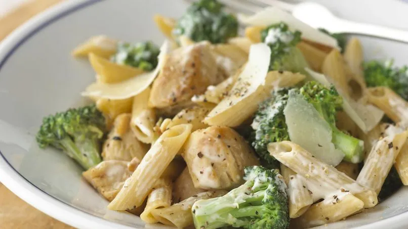 pasta integral con pollo a la plancha y br&oacute;coli con un estilo saludable y moderno