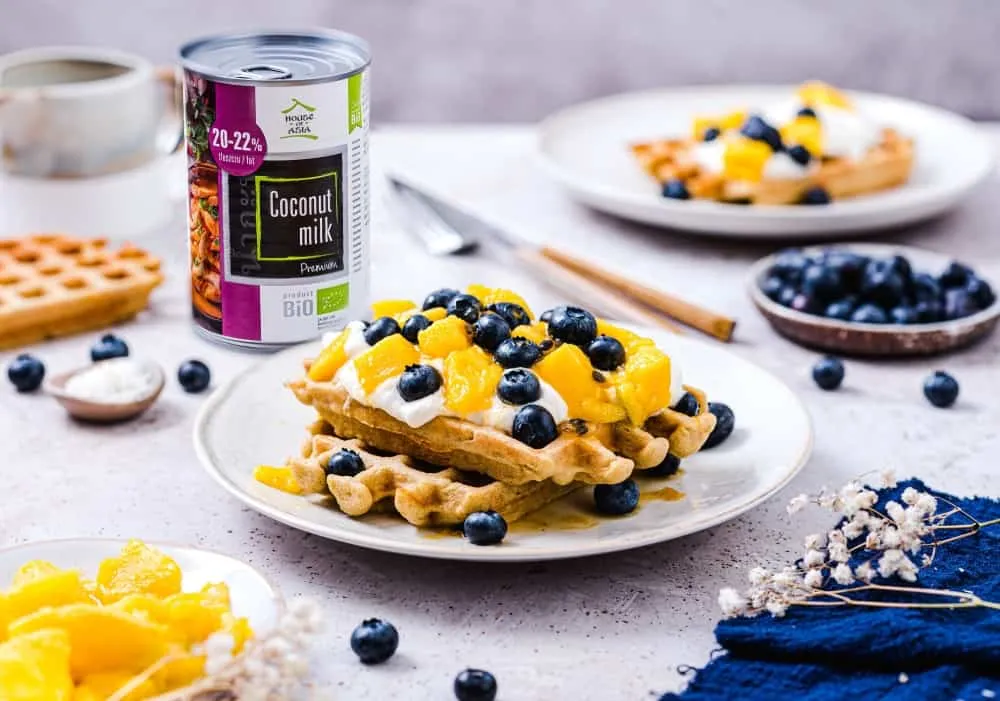 gofry z bitą śmietaną i owocami