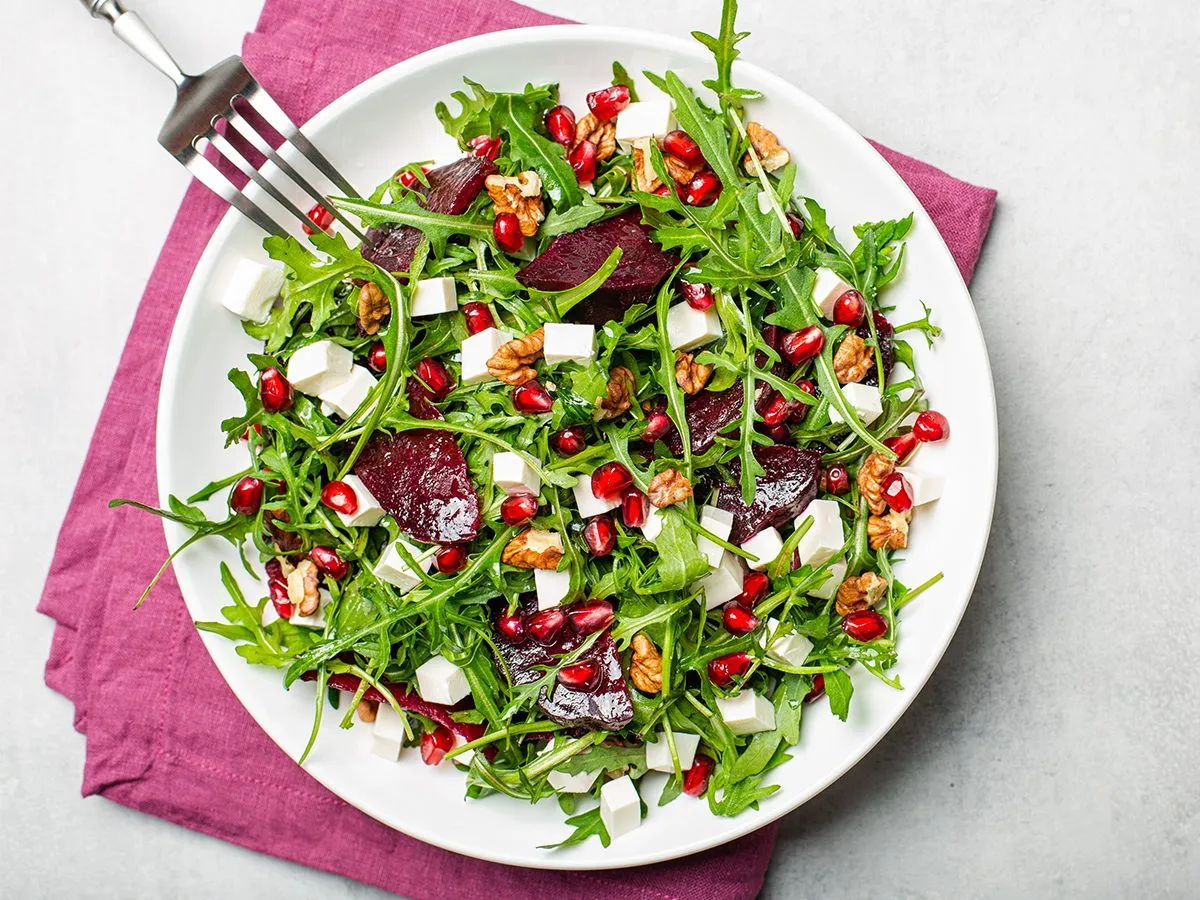 Tradycyjna polska sałatka jarzynowa na wigilijnym stole