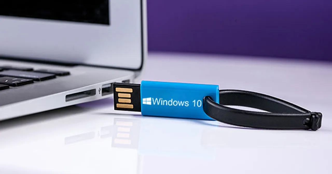 Pendrive z logo Windows 10 i komputer przygotowany do instalacji