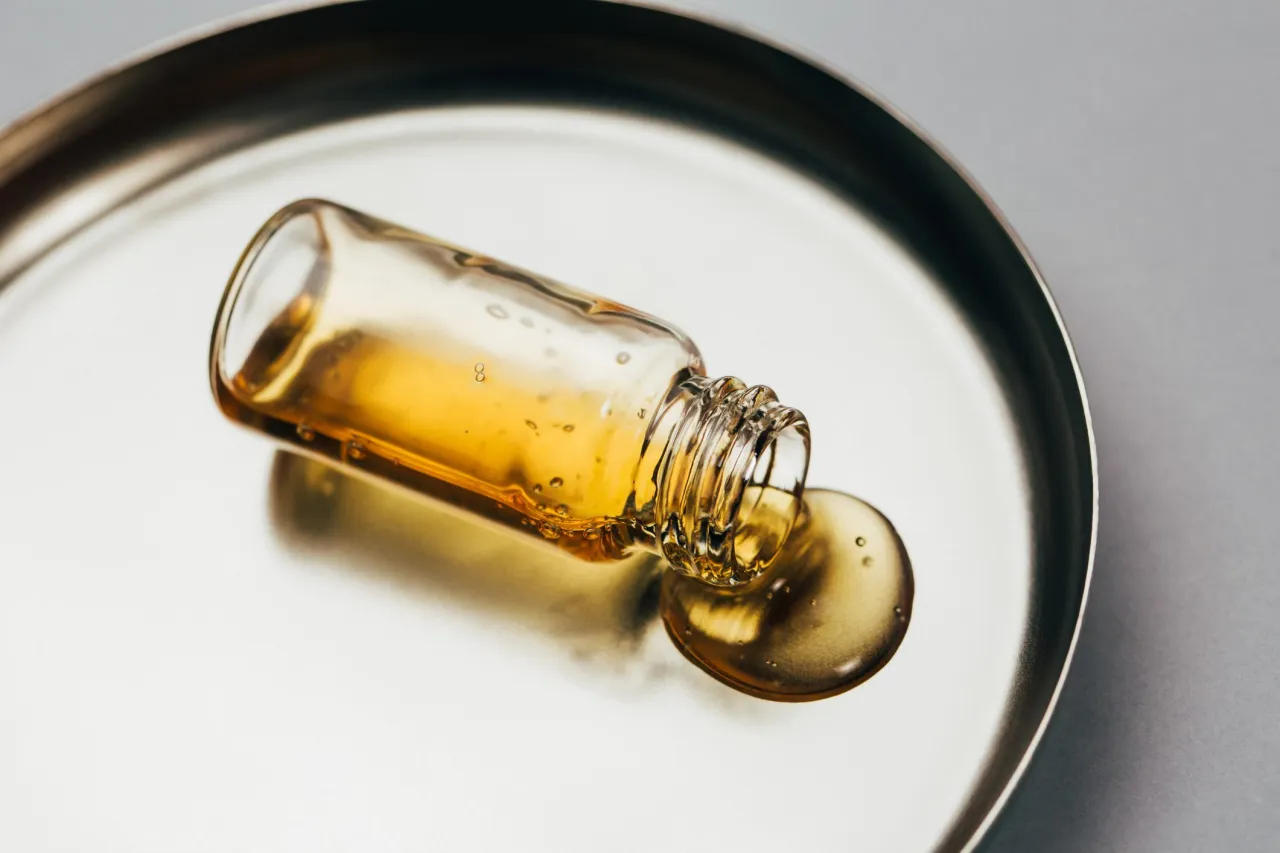 Prawidłowa aplikacja olejku z opuncji na twarz