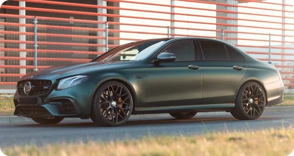 Samochód oklejony folią w nietypowym kolorze