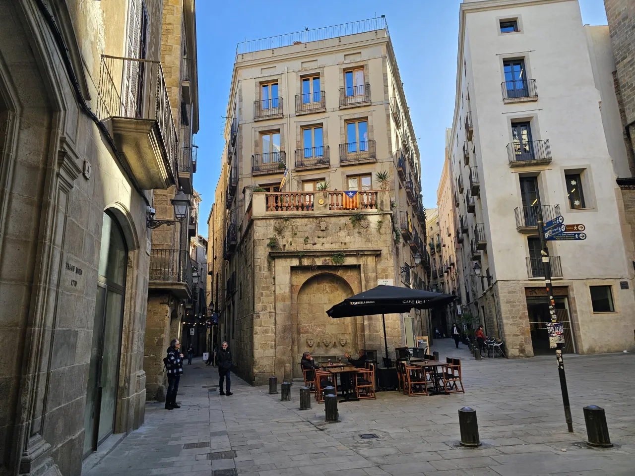 Barri G&ograve;tic Barcelona wąskie uliczki katedra