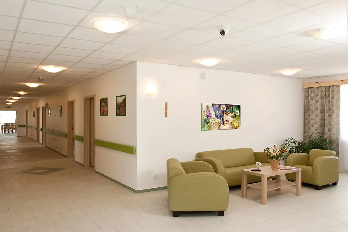 Wnętrze Domu Opieki Dęby pokój dzienny