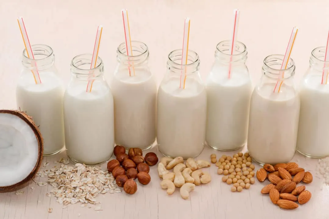 różne rodzaje napojów roślinnych w szklankach