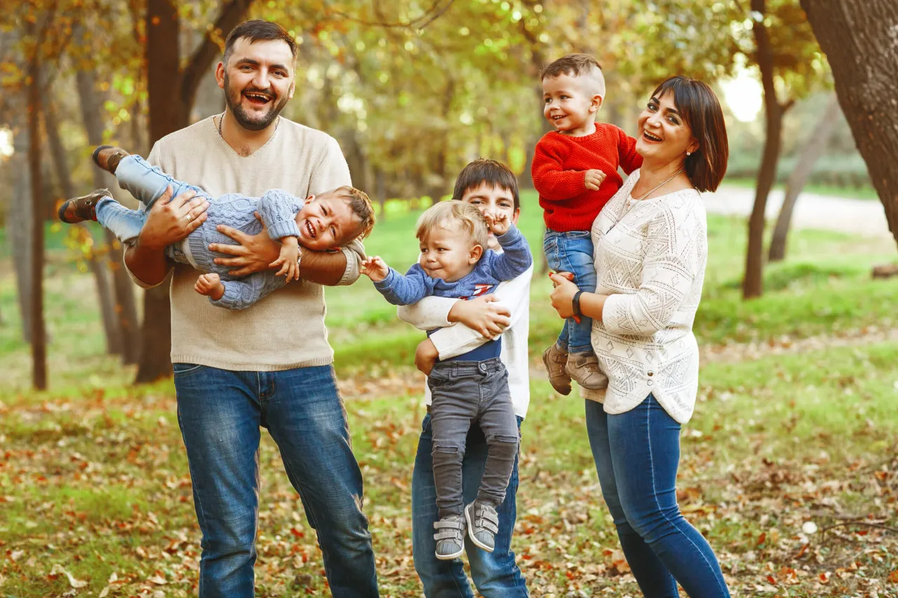 Nowoczesna rodzina patchworkowa z dziećmi