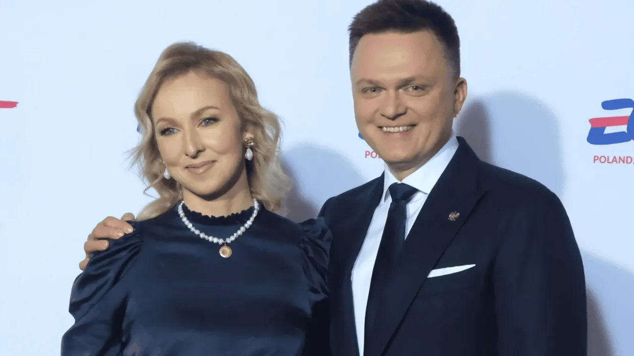 Urszula Brzezińska Hołownia, skąd pochodzi, uśmiecha się obok męża.