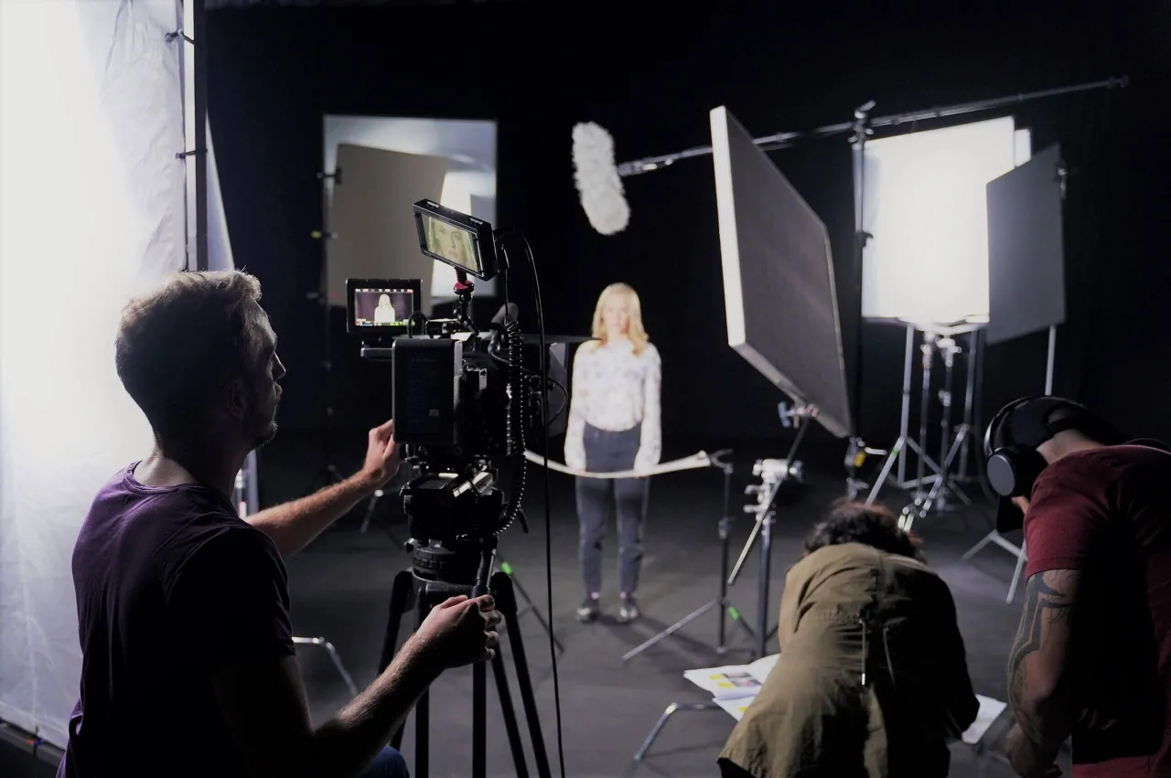 ekipa filmowa na planie filmowym praca