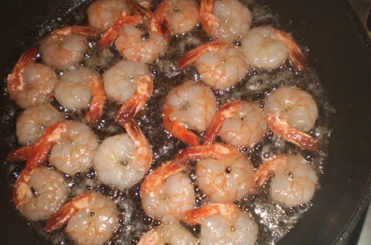 Krewetki mrożone smażą się na patelni. Dowiedz się, jak długo smażyć krewetki mrożone, by były idealne.