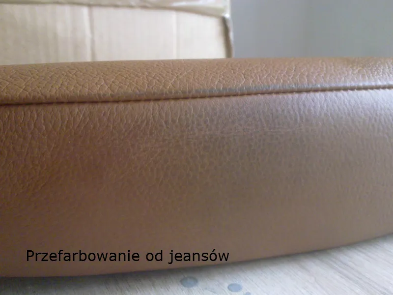 czyszczenie plamy na sk&oacute;rzanych spodniach za pomocą gąbki