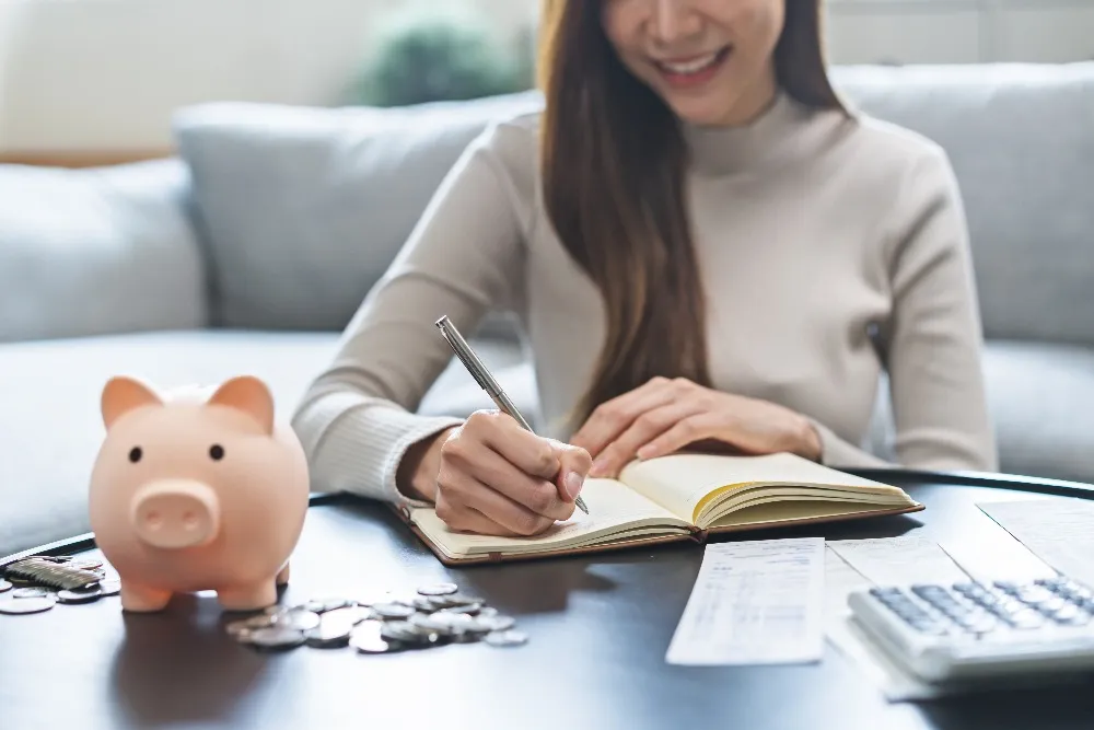 Osoba planująca budżet lub finanse, symbolizująca nowy start finansowy