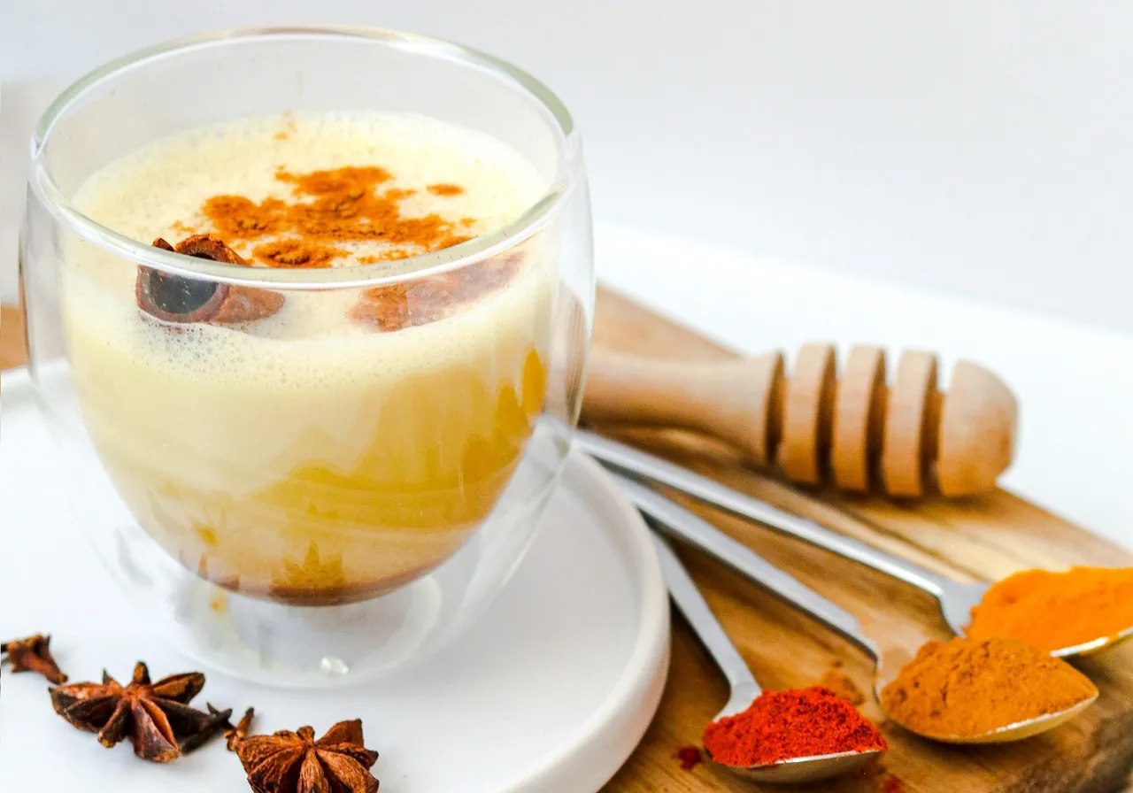 Złote mleko z kurkumą i imbirem