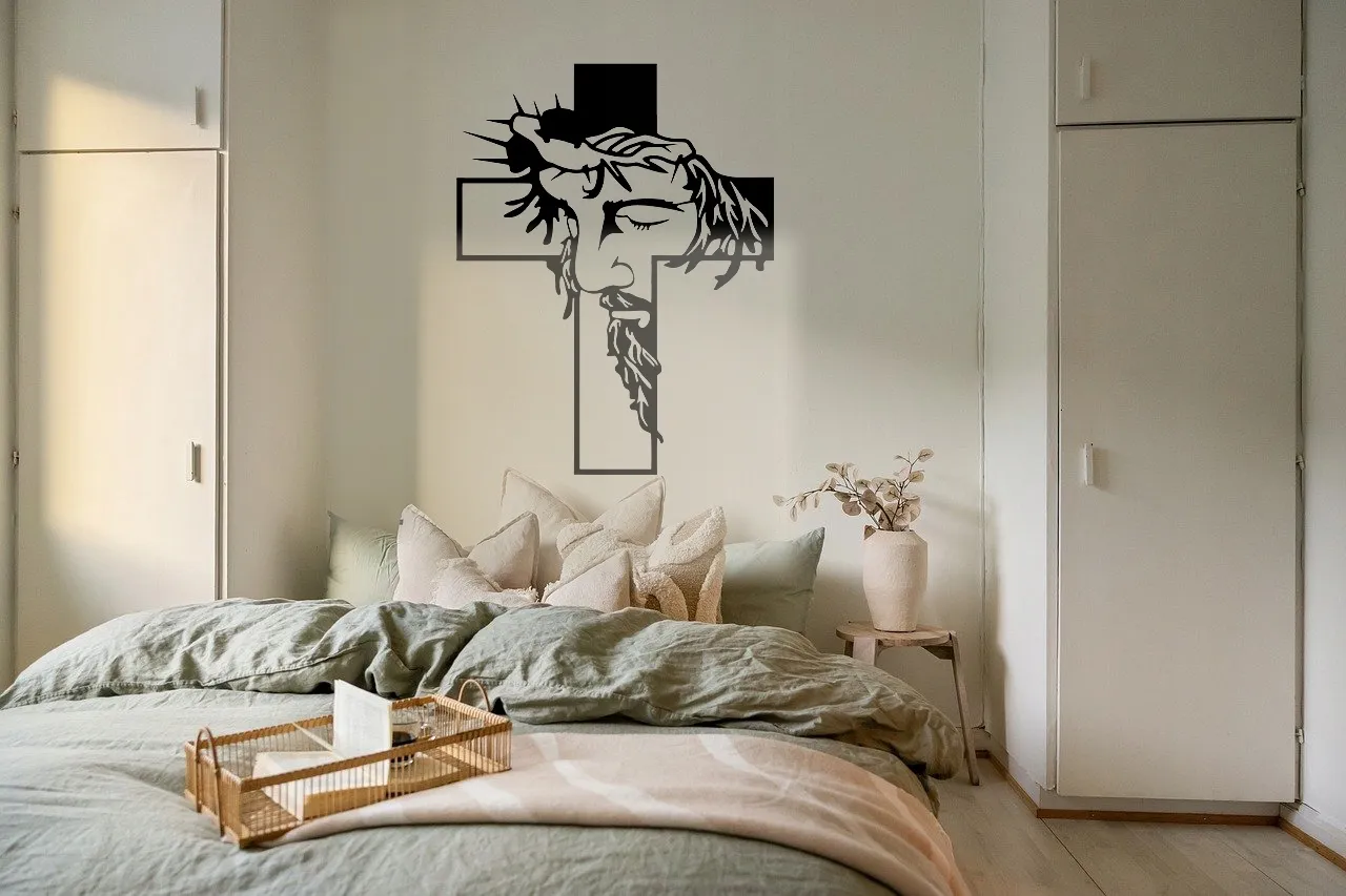 Aranżacja sypialni z obrazem świętym