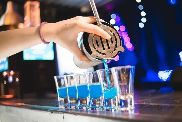 barman przygotowujący drinki w klubie