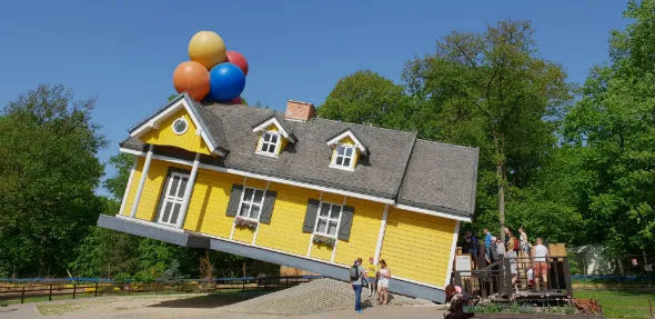 Farma Iluzji Krzywy Domek