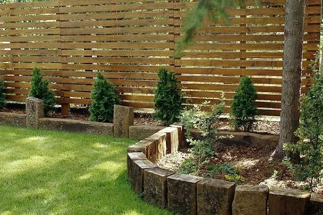 r&oacute;żne typy ogrodzeń do ogr&oacute;dka w bloku