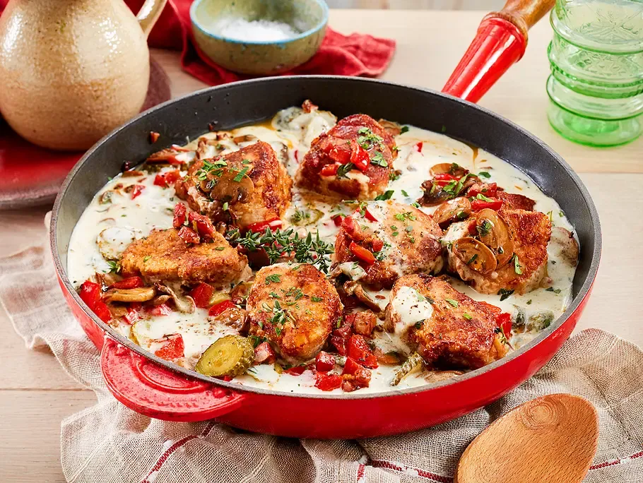 Cremiges Hauptgericht mit Schmand in einer Pfanne angerichtet