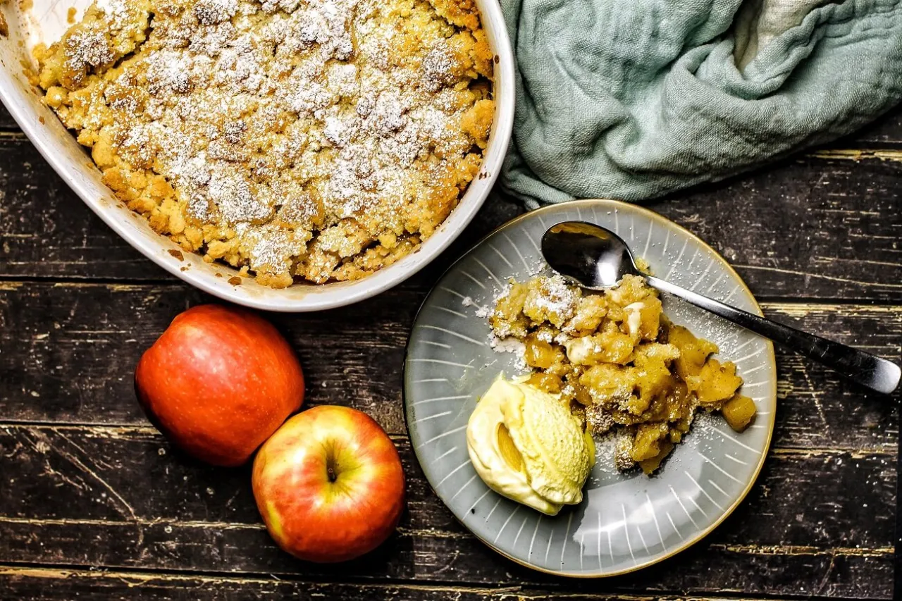 Klassischer Apple Crumble mit Vanilleeis