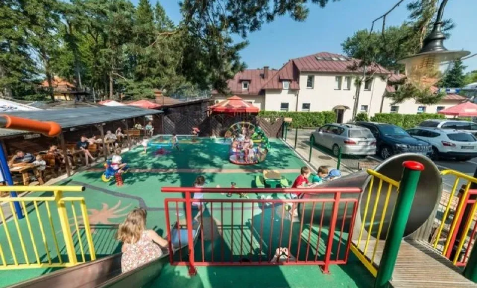Restauracja Jastrzębia G&oacute;ra z placem zabaw dla dzieci