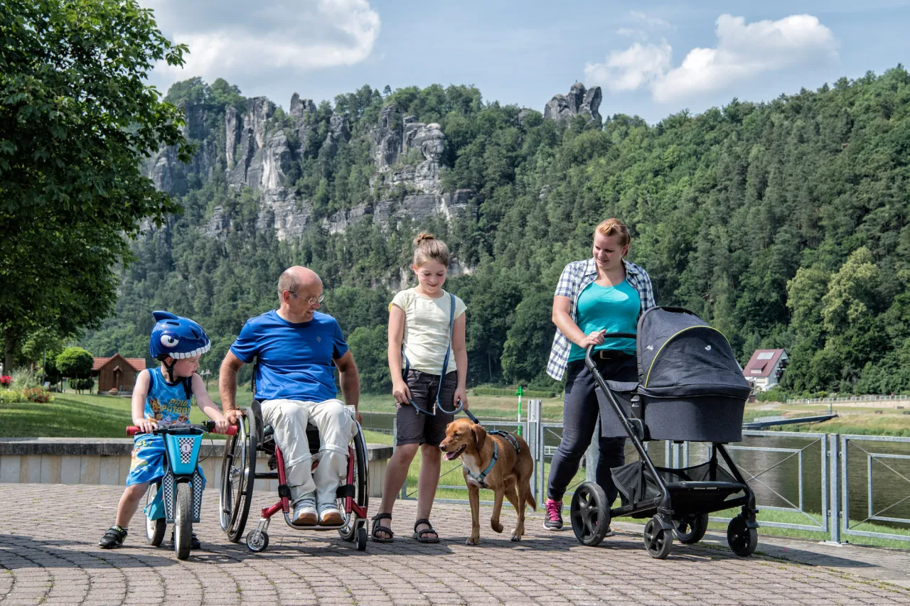 Familie wandert in der S&auml;chsischen Schweiz auf einem kinderfreundlichen Weg