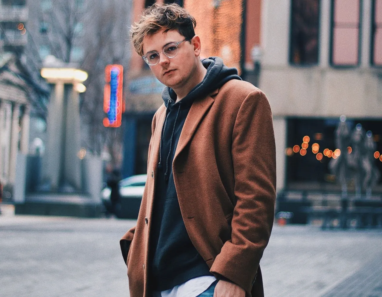 Męskie stylizacje płaszcz z bluzą z kapturem