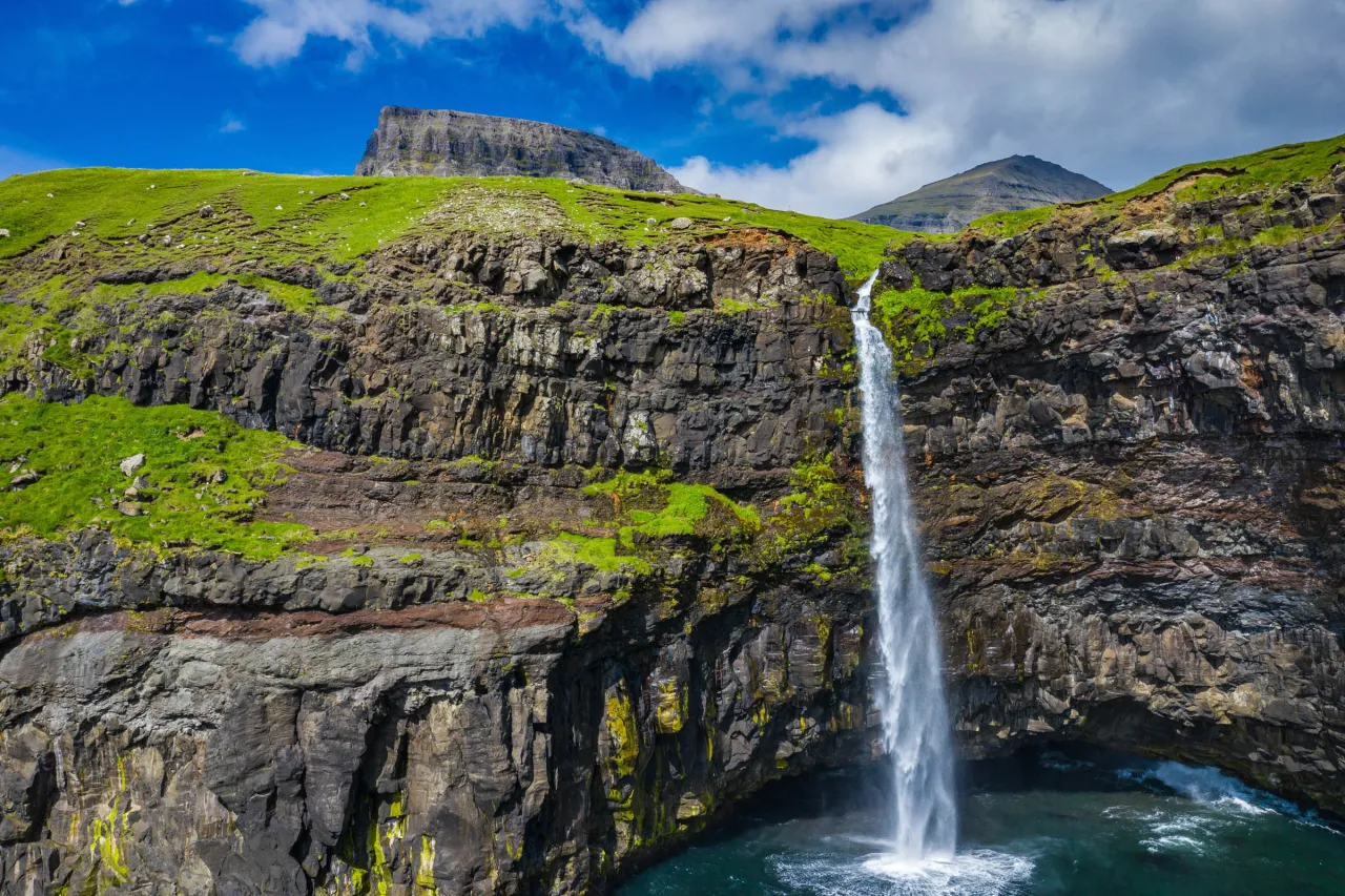 Flaga Wysp Owczych i Danii obok siebie