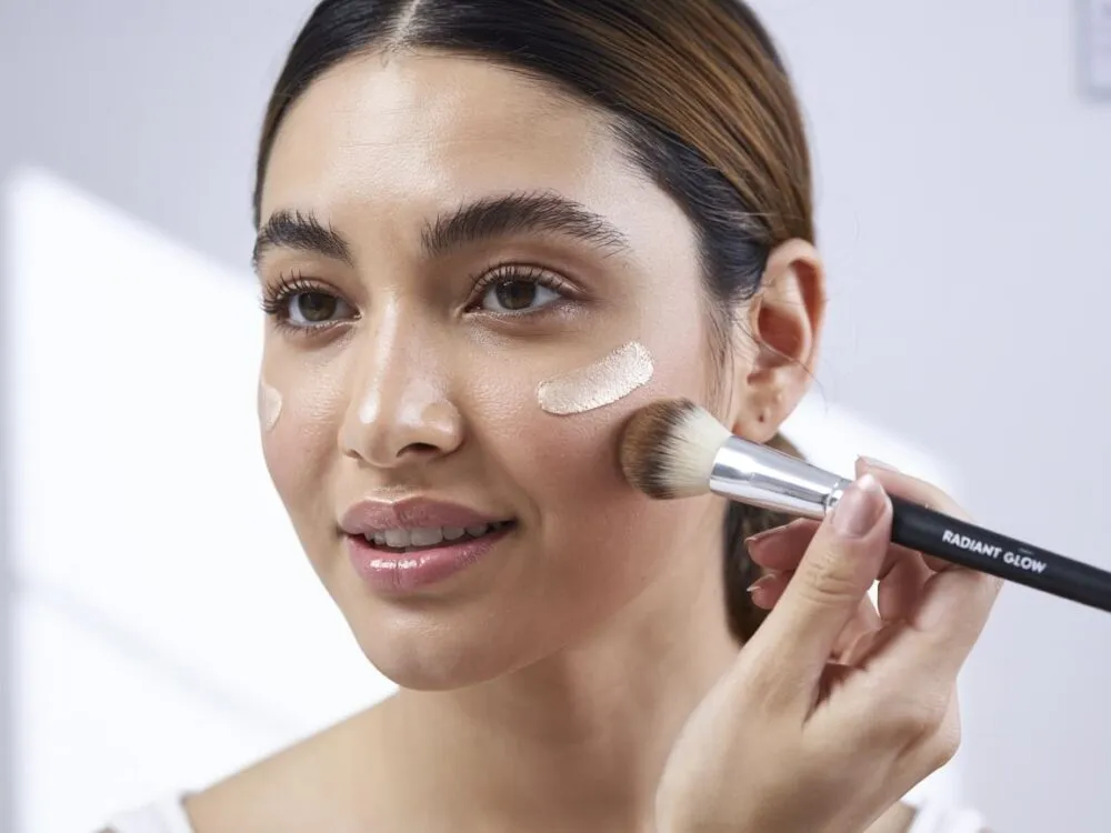 różne formuły rozświetlaczy makijaż