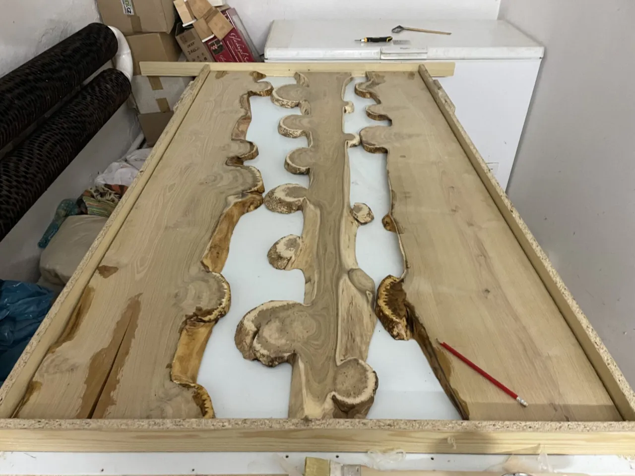budowa formy do stołu z żywicy