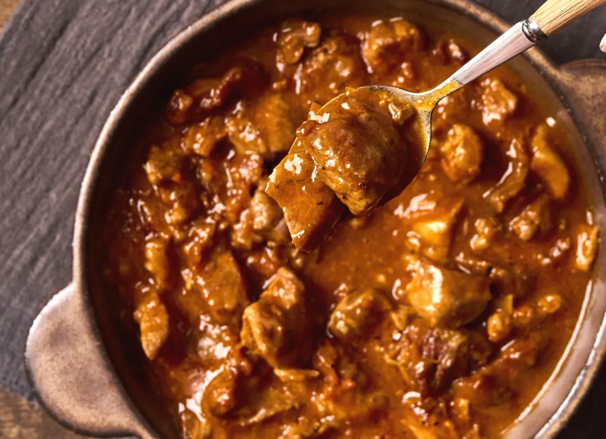 Gęsty, aromatyczny gulasz z mięsa na łyżce. Dowiedz się, jak zagęścić gulasz bez mąki, by uzyskać idealną konsystencję.