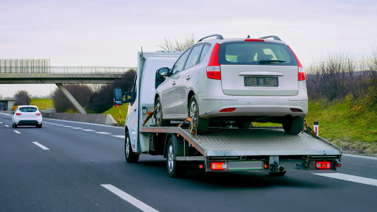 Holowanie samochodu na drodze ekspresowej pomoc drogowa