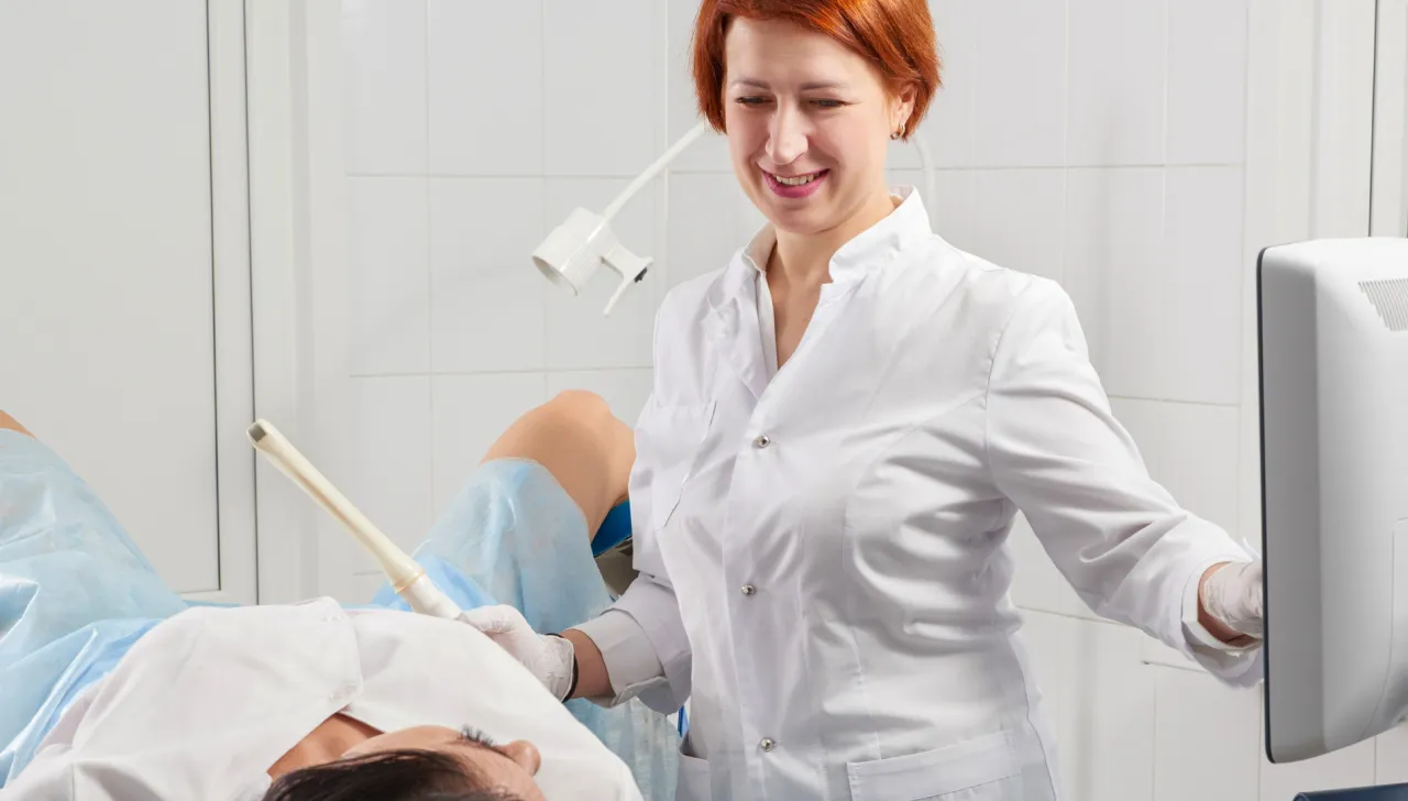 lekarz ginekolog wykonuje USG przezpochwowe, obraz USG na monitorze