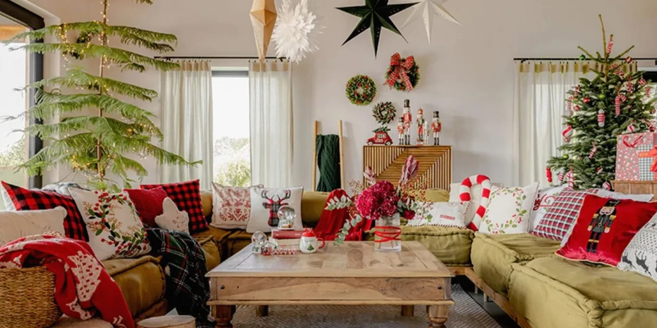 pięknie udekorowany salon na Boże Narodzenie z choinką