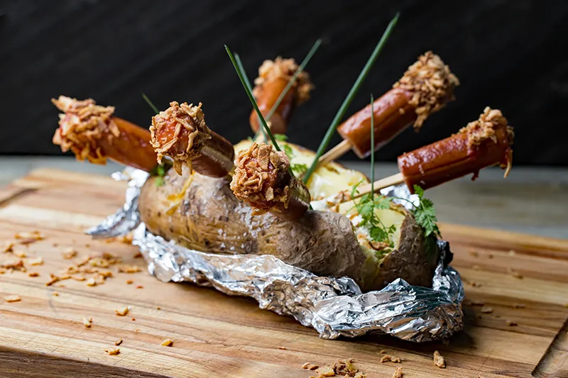 Pommes de terre grillées en papillote, sur grille et en brochette