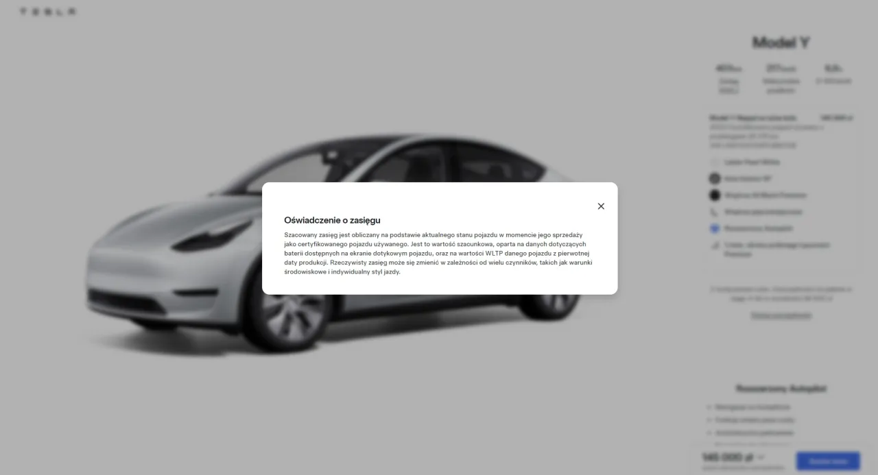 Szary Tesla Model Y z informacją o szacowanym zasięgu baterii. Dowiedz się, ile wytrzymuje bateria w Tesli.