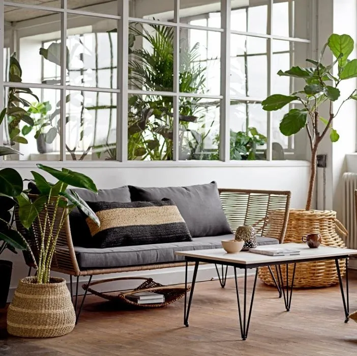 aranżacja zielonego kącika z kwietnikami w salonie