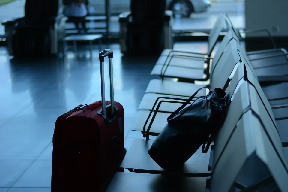 Zdjęcie Jak spakować ciuchy do walizki, aby uniknąć chaosu i zmieścić wszystko