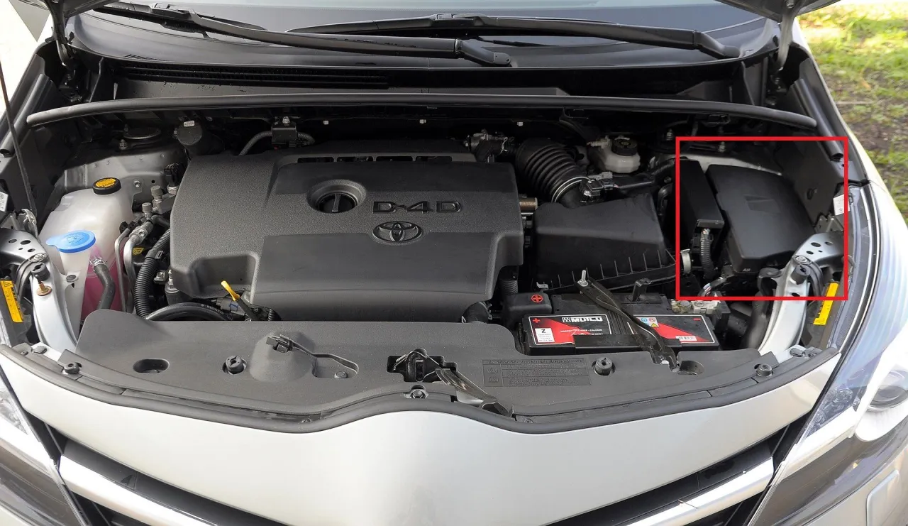 Zdjęcie Gdzie są bezpieczniki w Toyota Yaris 2? Sprawdź ich lokalizację