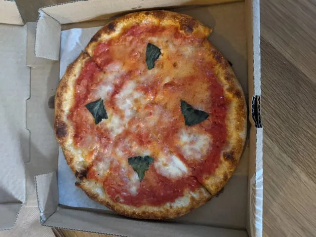 Zdjęcie Ile kalorii ma pizza margherita 32 cm? Zaskakujące fakty o kaloriach