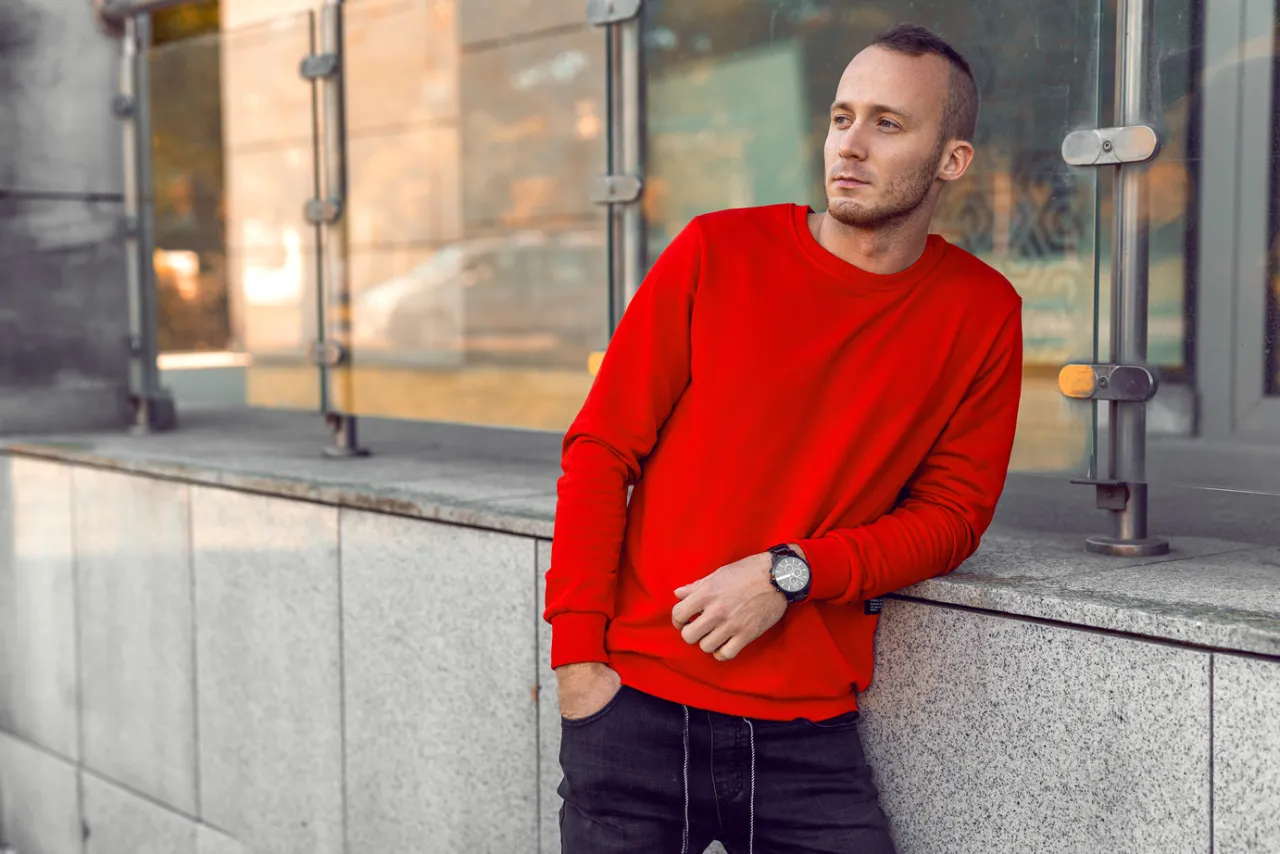 Zdjęcie Jak składać bluzy, aby zaoszczędzić miejsce i uniknąć zagnieceń